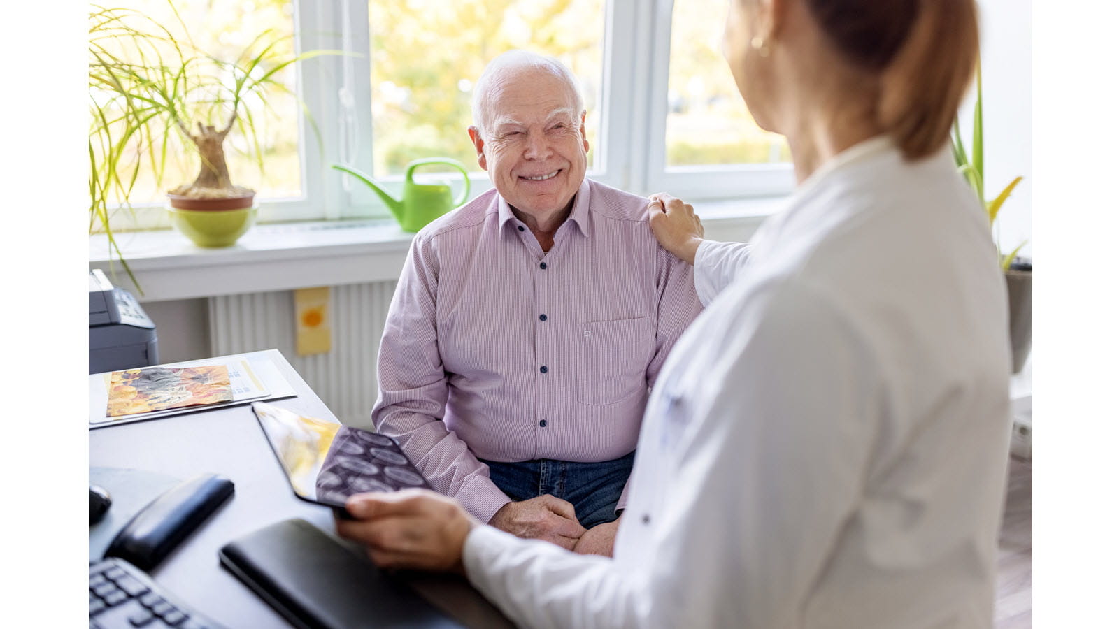 Elderly man during a medical visit, illustrating life with hereditary hemochromatosis